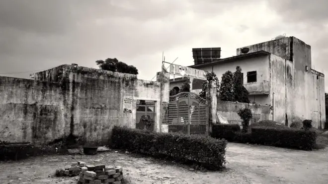 गांव के बाहरी इलाक़े में बना स्कूल जहां कथित तौर पर एक छात्र की बलि दी गई