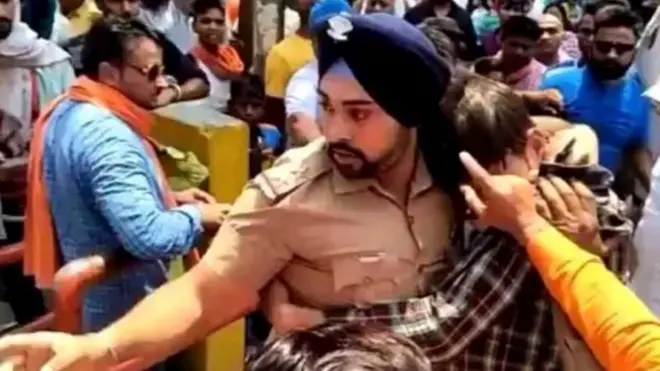 लड़के को बचाते गगनदीप सिंह