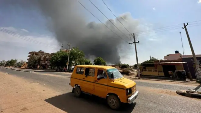 دخان متصاعد من جراء قصف مناطق في السودان
