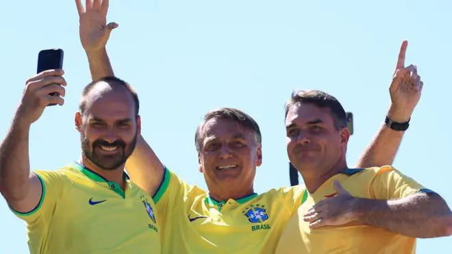 Eduardo, Jair e Flavio Bolsonaro em ato em Copacabana em abril de 2024