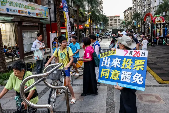 “大罢免”争论的双方都认为自己才是台湾民主的拯救者。