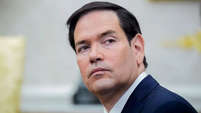ダークスーツを着たアメリカのマルコ・ルビオ国務長官が、口を閉じ、遠くを見ている