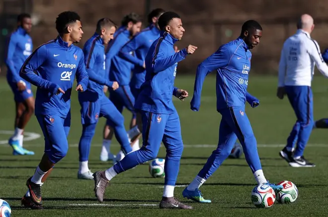 Le milieu de terrain français Désiré Doué, le défenseur Lucas Digne, l'attaquant Kylian Mbappé et l'attaquant Ousmane Dembélé participent à une séance d'entraînement au centre d'entraînement du New England Revolution à Foxborough, dans le Massachusetts, le 25 mars 2026, à la veille d'un match amical international de football contre le Brésil. 