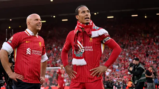 Mkufunzi wa Liverpool Arne Slot na mchezaji Virgil van Dijk