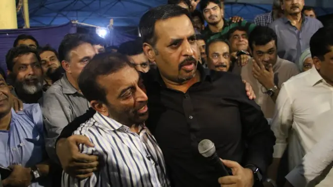 مصطفیٰ کمال اور فاروق ستار کی یہ تصویر جس کو سمجھنے کی کوشش کرنے میں سوشل میڈیا بھی مصروفِ کار ہے۔