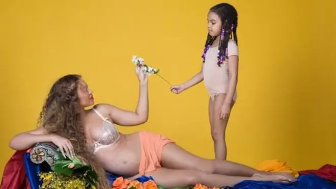 Блю Айви тоже приняла участие в фотосессии своей мамы