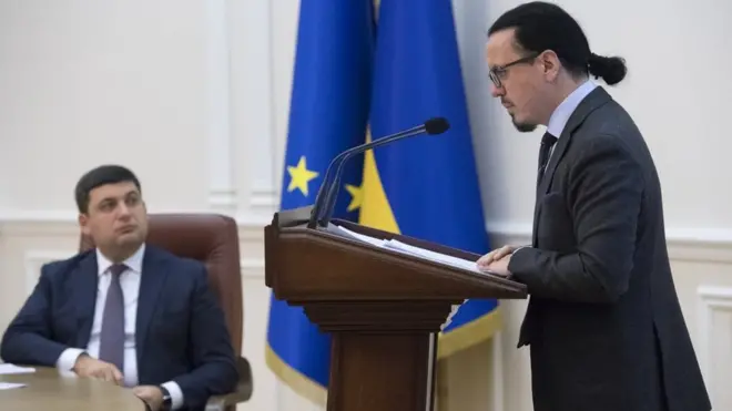 Володимир Гройсман кілька разів публічно підтримував Войцеха Балчуна у протистоянні з міністром інфраструктури