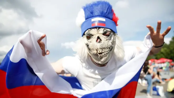 Деякі російські чоловіки використовують соцмережі для цькування та погроз на адресу дівчат, які фотографуються з іноземними вболівальниками