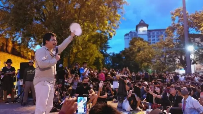 นายอานนท์ นำภา ขึ้นปราศรัยครั้งแรกหลังจากถูกตำรวจจับกุมจากการปราศรัยด้วยเนื้อหาเกี่ยวกับสถาบันกษัตริย์เมื่อวันที่ 3 ส.ค.