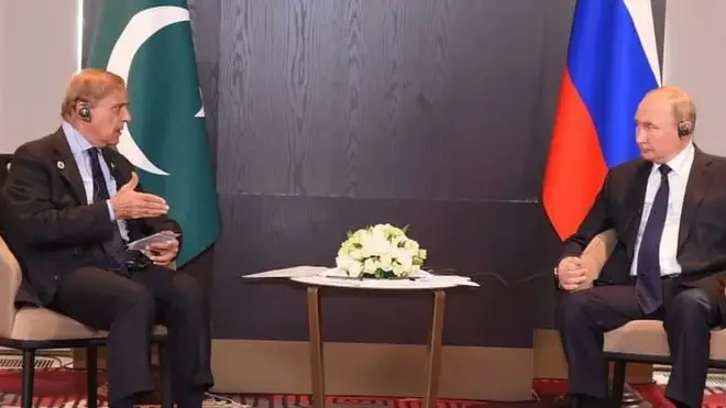 पाकिस्तान के प्रधानमंत्री शहबाज शरीफ़ और रूस के राष्ट्रपति व्लादिमीर पुतिन की मुलाकात समरकंद में हुई.