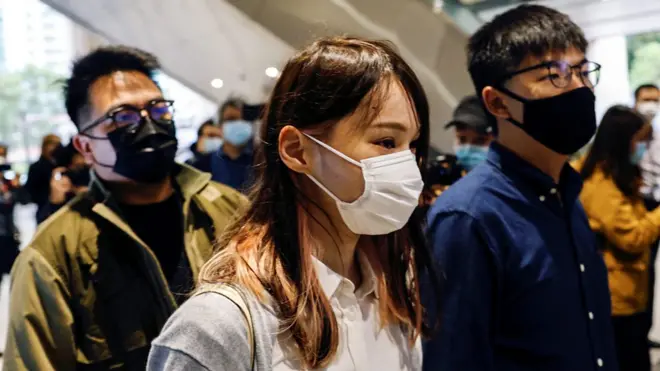 周庭（中）、黃之鋒（右）、林朗彥（左）進入香港西九龍法院大樓中庭（23/11/2020）