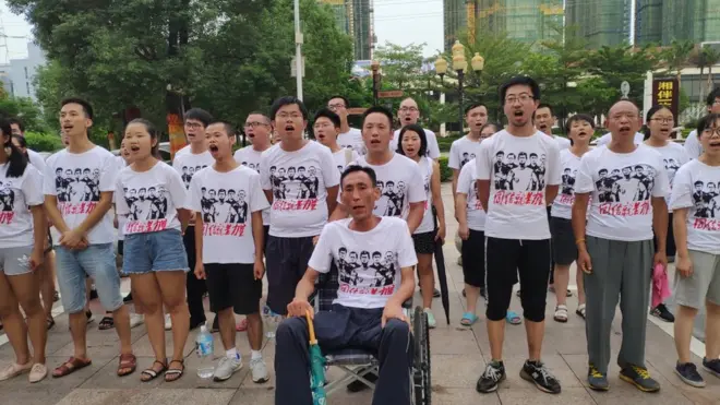 岳昕透露，目前声援团已增加到50多人，学生大概占了一半多，其余包括左翼网友、佳士厂工人以及临近厂的工人。