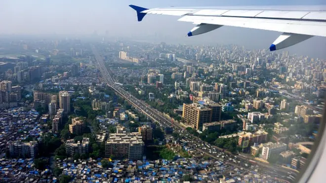 뭄바이(사진 전경에 다라비가 보인다)는 세계에서 손꼽히는 인구 밀집 도시다