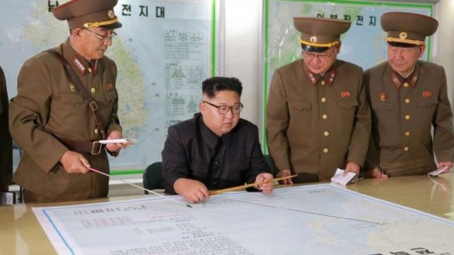 朝鮮領導人金正恩在和軍隊高層討論關島計劃