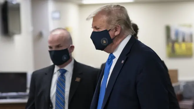 Donald Trump lần đầu đeo khẩu trang trước công chúng hôm thứ Bảy