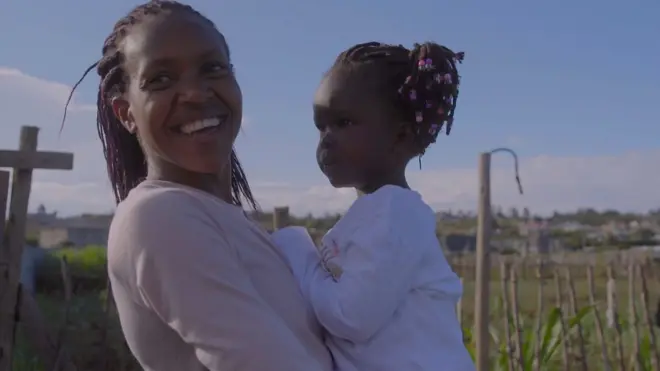 里約奧運女子1500米賽跑冠軍奇普亞貢（Faith Kupyegon，左）抱著她的女兒