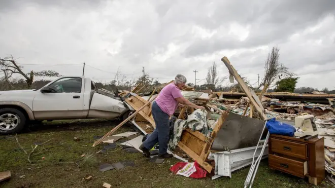 В результате разгула стихии в Джорджии разрушены десятки домов