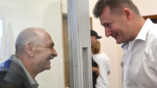 Можна чи не можна обмінювати фігуранта розслідування по MH17? На фото - Володимир Цемах (ліворуч) та його адвокат після рішення апеляційного суду відпустити "зенітника ДНР" під особисті зобов'язання