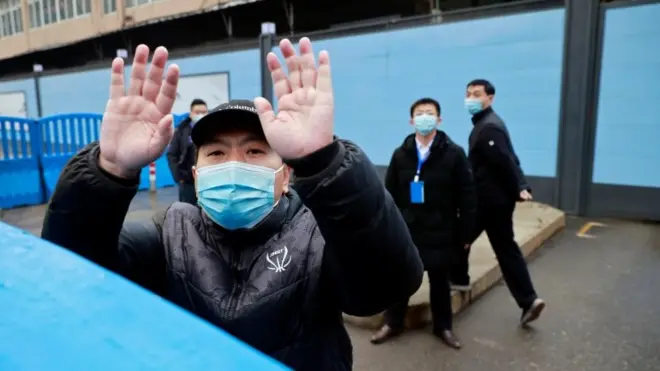 أفراد من الأمن في سوق ووهان