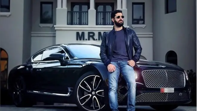 اشتهر محمد مخلوف بنشر صوره وهو يقف أمام السيارات الرياضية الفارهة والفيلا الفخمة التي يعيش فيها في دبي.