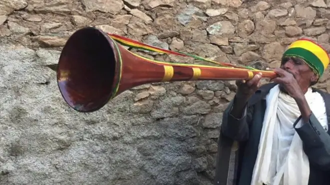 ኣያ ጸሃየ ተጸዋታይ መለኸት