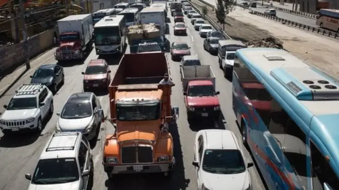 Los habitantes de la capital mexicana han apelado a taxis y a vehículos de amigos para movilizarse el sábado y no al transporte público.
