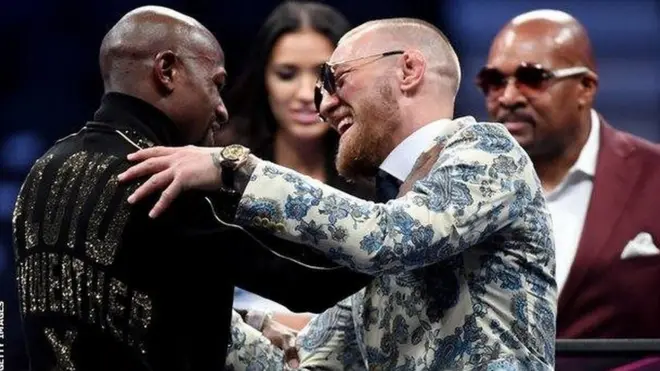 Bondia Mayweather na McGregor baada ya pigano lao lililokamilika kwa ushindi wa Mayweather