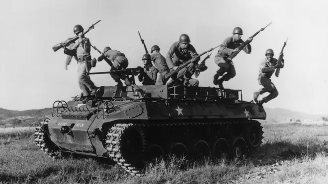 ทหารอเมริกันซ้อมกระโดดลงจากรถถัง ที่เกาหลีใต้ เมื่อปี 1954