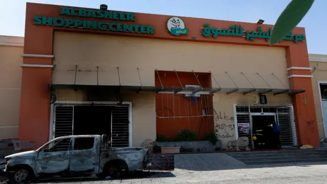 مركز البشير للتسوق في النجف، الذي أحرقه محتجون ليلة الأربعاء