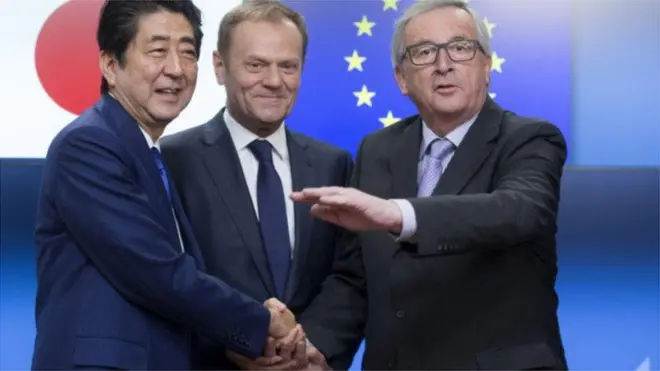 Thủ tướng Nhật Shinzo Abe được Chủ tịch Hội đồng Châu Âu Donald Tusk và Chủ tịch Ủy hội châu Âu Jean-Claude Juncker chào đón tại Brussels, Bỉ, tháng 3/2017