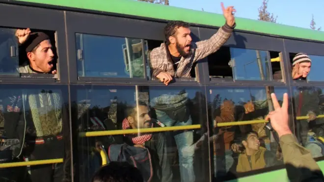 Warga di Aleppo diungsikan dan akan ditempatkan di Idlib atau di kamp-kamp di dekat perbatasan dengan Turki.