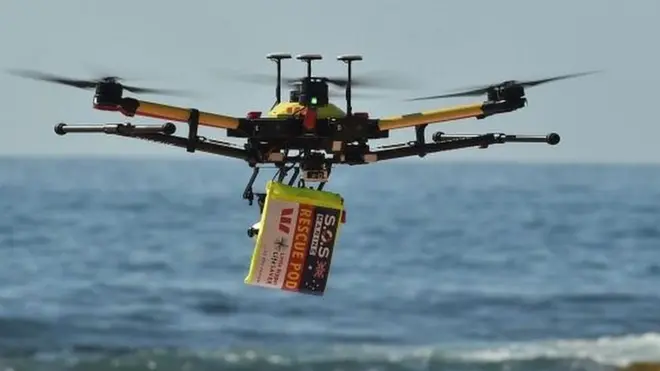 गहरे समंदर में शार्क कहां पर है ये जानने के लिए भी ड्रोन का इस्तेमाल होता है. इस ड्रोन के नीचे एक फ्लोटिंग पैकेट लगाया गया है ताकि पानी में गिरने पर ये डूबे नहीं.