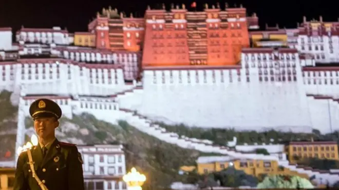 外国人进入西藏前，必须申请特别许可。