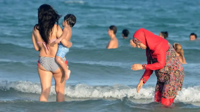 Tesettürlü ve tesettürsüz denize giren kadınlar