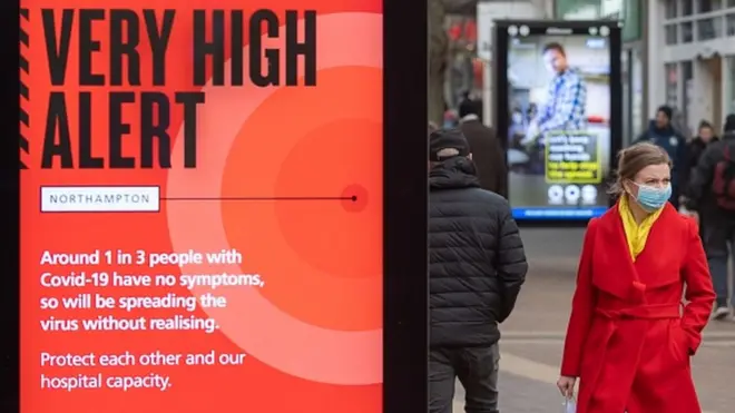 Англиянын көчөлөрүндөгү коронавируска байланыштуу эскертүүлөр