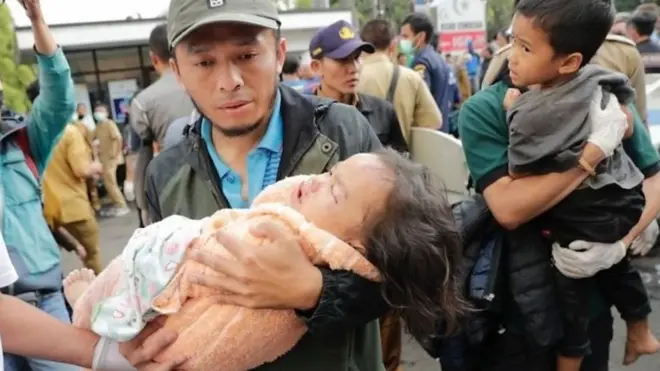 مقتل 268 شخصا ومئات المصابين في زلزال بإندونيسيا