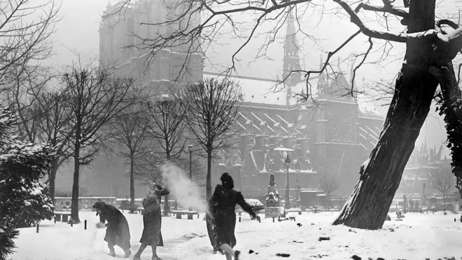 Notre-Dame Katedrali'nin bahçesinde kar topu oynayanlar
