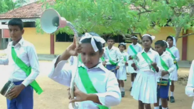 උණ බම්බුවෙන් බෙර; ආප්ප තාච්චියෙන් තාලම්