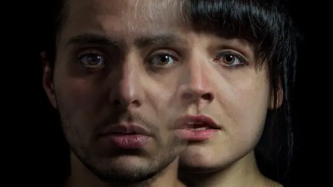 ایڈم اس ڈرامے میں اپنا کردار خود ادا کر رہے ہیں