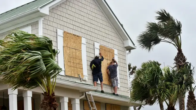 فلوریڈا میں لوگ میتھیو طوفان سے نمٹنے کی تیاری کر رہے ہیں