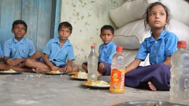मिड डे मील में परोसा गया खाना
