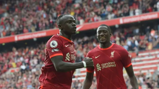 ساديو ماني محتفلا بتسجيله الهدف الأول في مرمى كريستال بالاس