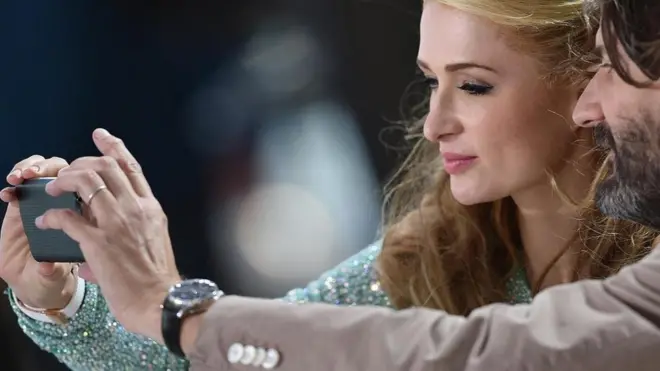 رجل وامرأة يلتقطان صورة سيلفي.