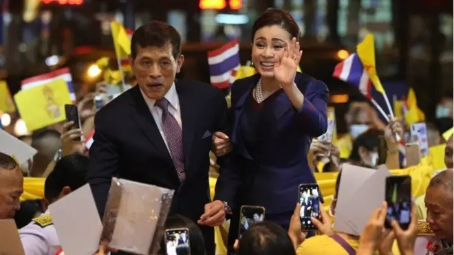 พระบาทสมเด็จพระเจ้าอยู่หัวและสมเด็จพระนางเจ้าฯ พระบรมราชินีทรงทักทายประชาชนที่มารอรับเสด็จในการเสด็จพระราชดำเนินทรงเปิดโครงการรถไฟฟ้ามหานครสายเฉลิมรัชมงคล (สายสีน้ำเงิน) ส่วนต่อขยายเมื่อวันที่ 14 พ.ย.