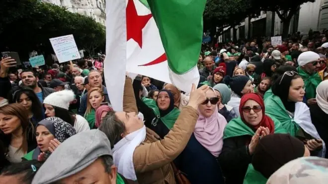 يقول كتاب إن استعادت الرفات "ليست منة فرنسية بل هي ثمرة جهود وطنية مضنية"