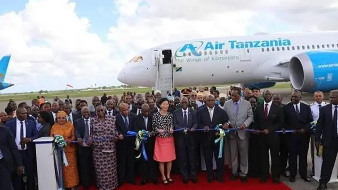 Rais Magufuli akizindua rasmi utumizi wa ndege hiyo katika uwanja wa Julius Nyerere