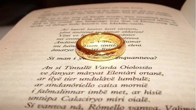 Герои "Властелина колец", конечно, едят. Правда, Толкиен о еде пишет не сдишком много, но представление о традиционной английской кухне получить можно.