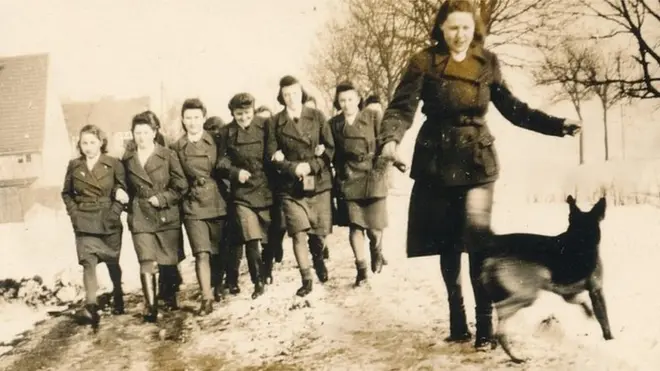 Para petugas perempuan yang berjaga di kamp Ravensbrück (foto diambil sekitar 1940)