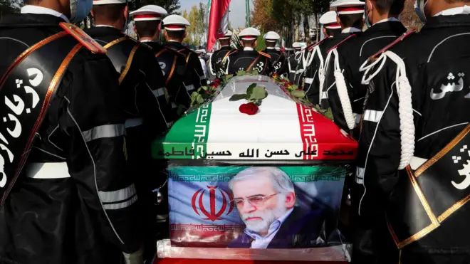 Iranian troops hold Mohsen Fakhrizadeh's coffin at a funeral ceremony in Tehran (30 November 2020)