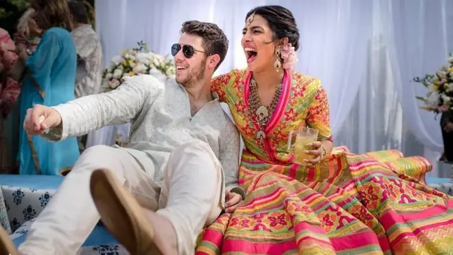 Priyanka Chopra na popular Bollywood actress and former Miss World While Nick Jonas na American singer and actor